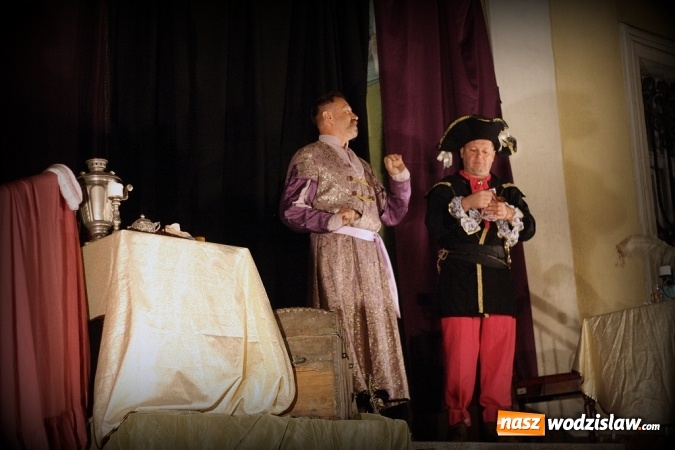 Zdjęcie w galerii na portalu naszwodzislaw.com: Wystawili Zemstę na schodach USC wiadomości z regionu