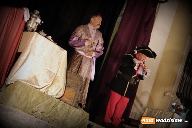 Zdjęcie w galerii na portalu naszwodzislaw.com: Wystawili Zemstę na schodach USC wiadomości z regionu