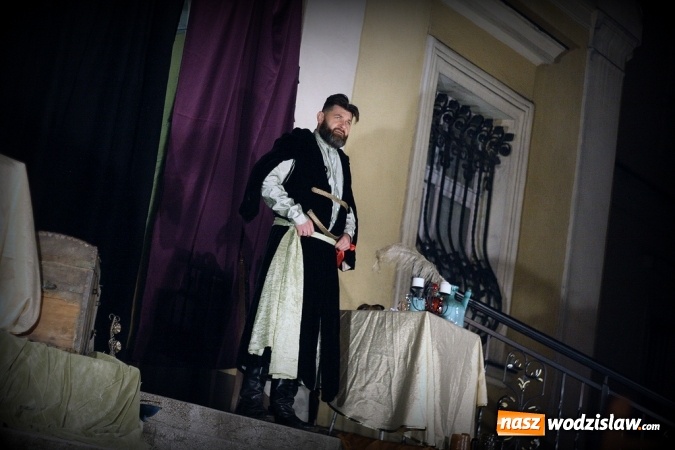 Zdjęcie w galerii na portalu naszwodzislaw.com: Wystawili Zemstę na schodach USC wiadomości z regionu