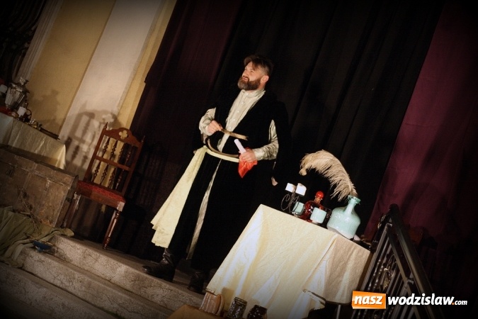 Zdjęcie w galerii na portalu naszwodzislaw.com: Wystawili Zemstę na schodach USC wiadomości z regionu