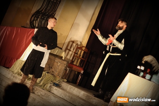 Zdjęcie w galerii na portalu naszwodzislaw.com: Wystawili Zemstę na schodach USC wiadomości z regionu