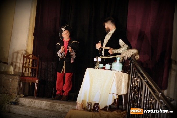 Zdjęcie w galerii na portalu naszwodzislaw.com: Wystawili Zemstę na schodach USC wiadomości z regionu