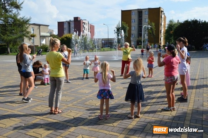 Zdjęcie w galerii na portalu naszwodzislaw.com: Zabawy przy fontannie z radlińskim MOK-iem wiadomości z regionu