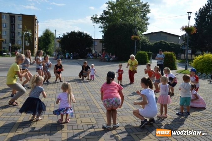 Zdjęcie w galerii na portalu naszwodzislaw.com: Zabawy przy fontannie z radlińskim MOK-iem wiadomości z regionu