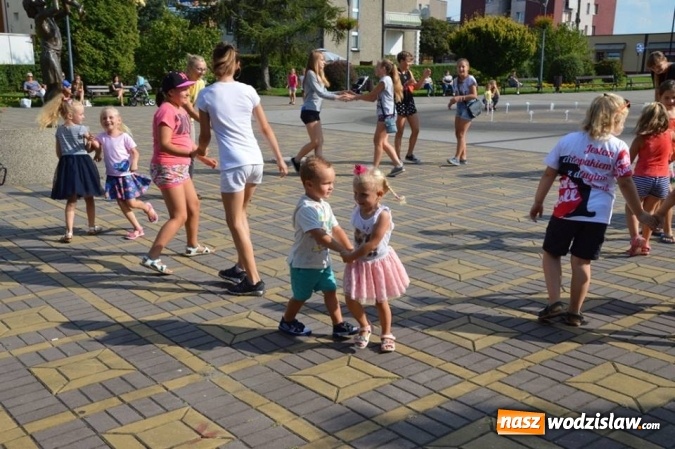 Zdjęcie w galerii na portalu naszwodzislaw.com: Zabawy przy fontannie z radlińskim MOK-iem wiadomości z regionu