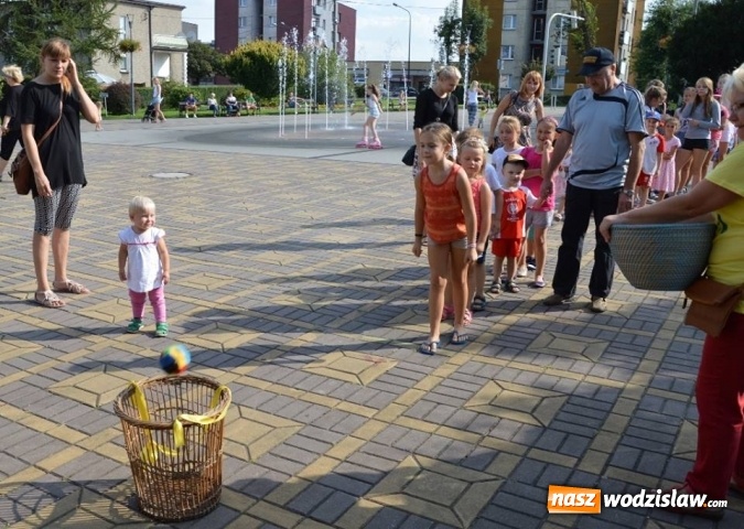 Zdjęcie w galerii na portalu naszwodzislaw.com: Zabawy przy fontannie z radlińskim MOK-iem wiadomości z regionu