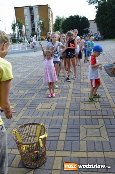 Zdjęcie w galerii na portalu naszwodzislaw.com: Zabawy przy fontannie z radlińskim MOK-iem wiadomości z regionu