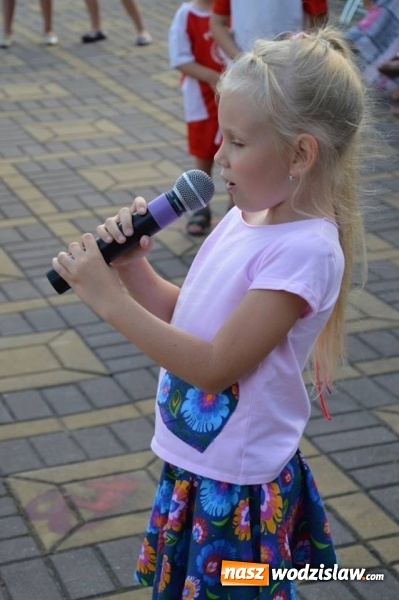 Zdjęcie w galerii na portalu naszwodzislaw.com: Zabawy przy fontannie z radlińskim MOK-iem wiadomości z regionu