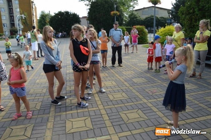 Zdjęcie w galerii na portalu naszwodzislaw.com: Zabawy przy fontannie z radlińskim MOK-iem wiadomości z regionu