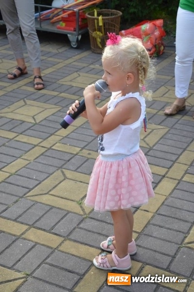 Zdjęcie w galerii na portalu naszwodzislaw.com: Zabawy przy fontannie z radlińskim MOK-iem wiadomości z regionu