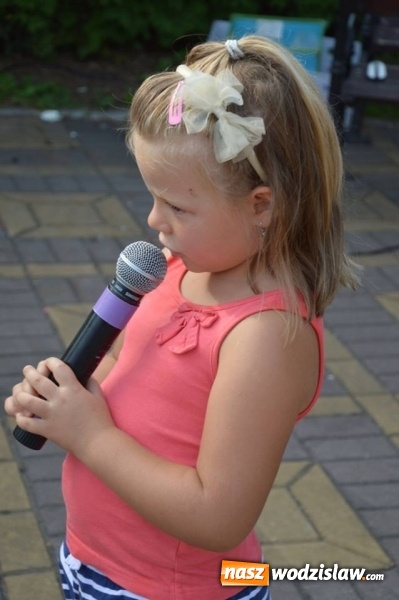 Zdjęcie w galerii na portalu naszwodzislaw.com: Zabawy przy fontannie z radlińskim MOK-iem wiadomości z regionu