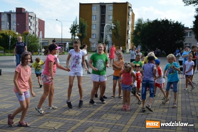 Zdjęcie w galerii na portalu naszwodzislaw.com: Zabawy przy fontannie z radlińskim MOK-iem wiadomości z regionu