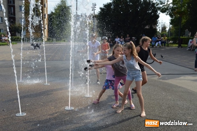 Zdjęcie w galerii na portalu naszwodzislaw.com: Zabawy przy fontannie z radlińskim MOK-iem wiadomości z regionu