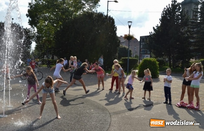 Zdjęcie w galerii na portalu naszwodzislaw.com: Zabawy przy fontannie z radlińskim MOK-iem wiadomości z regionu