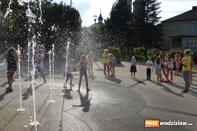 Zdjęcie w galerii na portalu naszwodzislaw.com: Zabawy przy fontannie z radlińskim MOK-iem wiadomości z regionu