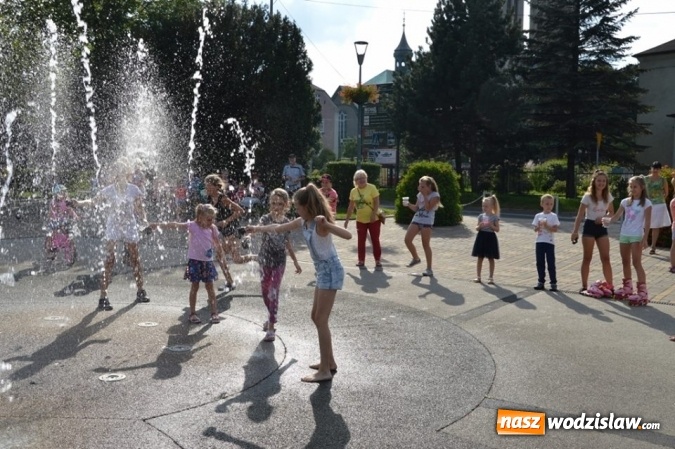 Zdjęcie w galerii na portalu naszwodzislaw.com: Zabawy przy fontannie z radlińskim MOK-iem wiadomości z regionu