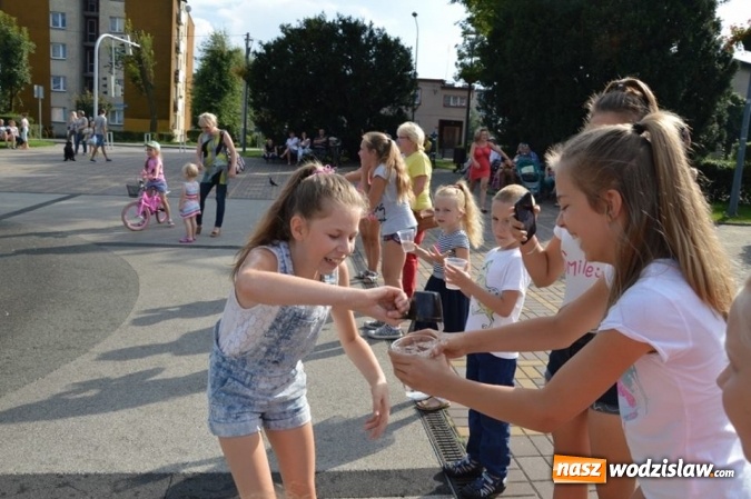 Zdjęcie w galerii na portalu naszwodzislaw.com: Zabawy przy fontannie z radlińskim MOK-iem wiadomości z regionu