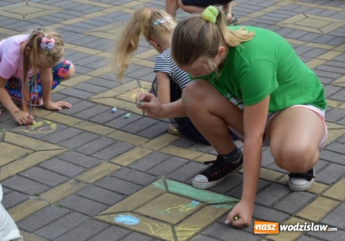 Zdjęcie w galerii na portalu naszwodzislaw.com: Zabawy przy fontannie z radlińskim MOK-iem wiadomości z regionu