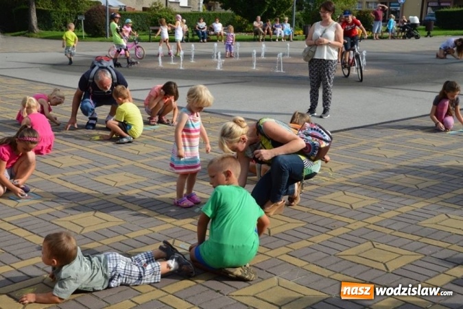 Zdjęcie w galerii na portalu naszwodzislaw.com: Zabawy przy fontannie z radlińskim MOK-iem wiadomości z regionu