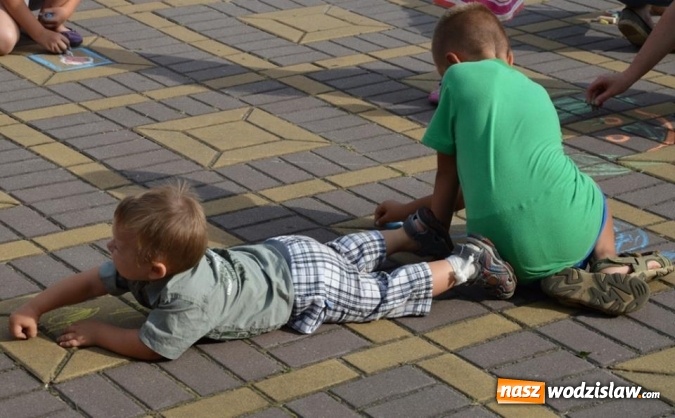 Zdjęcie w galerii na portalu naszwodzislaw.com: Zabawy przy fontannie z radlińskim MOK-iem wiadomości z regionu