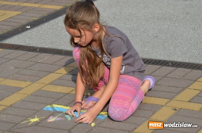 Zdjęcie w galerii na portalu naszwodzislaw.com: Zabawy przy fontannie z radlińskim MOK-iem wiadomości z regionu