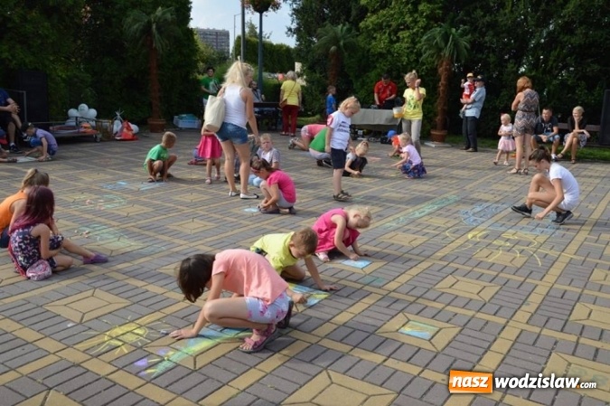Zdjęcie w galerii na portalu naszwodzislaw.com: Zabawy przy fontannie z radlińskim MOK-iem wiadomości z regionu