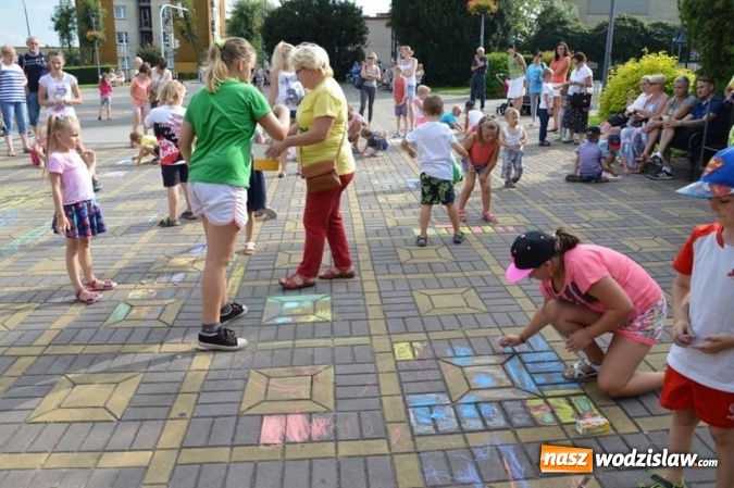Zdjęcie w galerii na portalu naszwodzislaw.com: Zabawy przy fontannie z radlińskim MOK-iem wiadomości z regionu