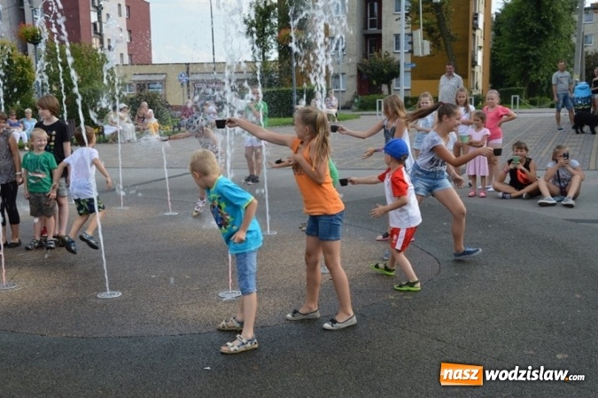 Zdjęcie w galerii na portalu naszwodzislaw.com: Zabawy przy fontannie z radlińskim MOK-iem wiadomości z regionu