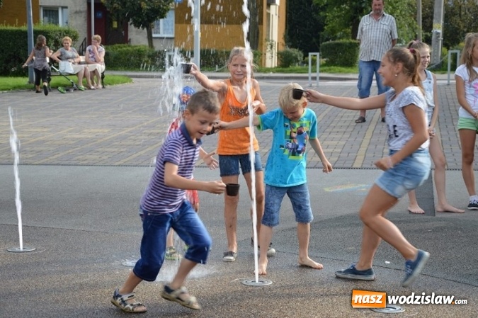 Zdjęcie w galerii na portalu naszwodzislaw.com: Zabawy przy fontannie z radlińskim MOK-iem wiadomości z regionu