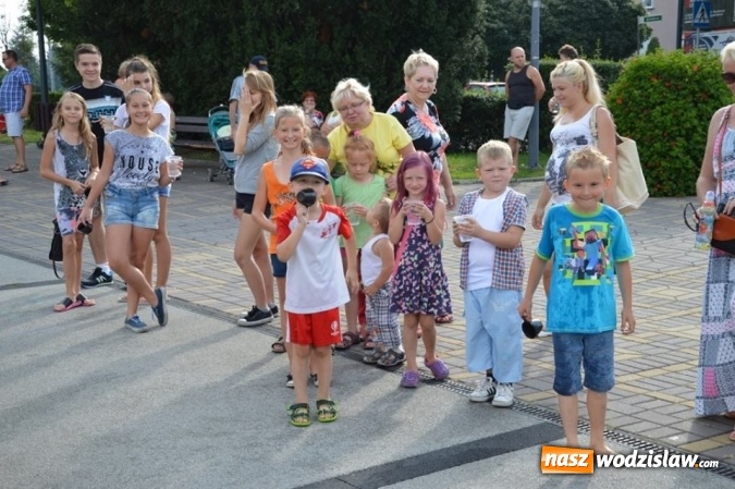 Zdjęcie w galerii na portalu naszwodzislaw.com: Zabawy przy fontannie z radlińskim MOK-iem wiadomości z regionu