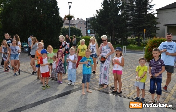 Zdjęcie w galerii na portalu naszwodzislaw.com: Zabawy przy fontannie z radlińskim MOK-iem wiadomości z regionu