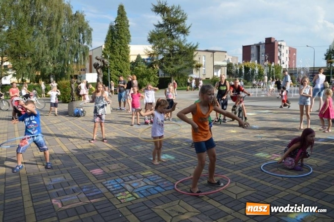 Zdjęcie w galerii na portalu naszwodzislaw.com: Zabawy przy fontannie z radlińskim MOK-iem wiadomości z regionu