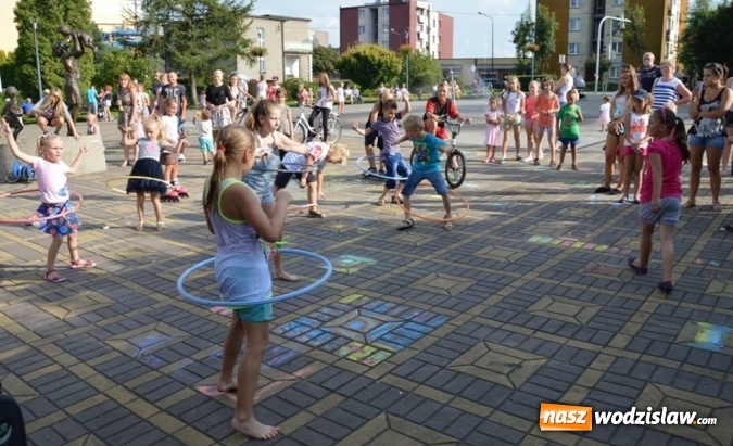 Zdjęcie w galerii na portalu naszwodzislaw.com: Zabawy przy fontannie z radlińskim MOK-iem wiadomości z regionu