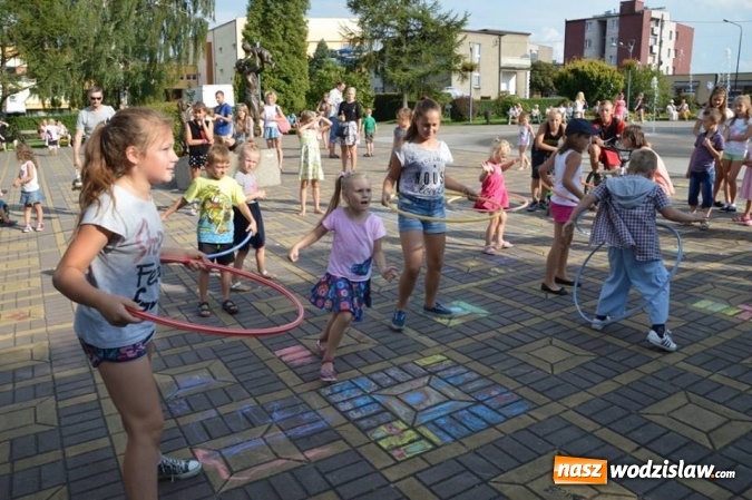 Zdjęcie w galerii na portalu naszwodzislaw.com: Zabawy przy fontannie z radlińskim MOK-iem wiadomości z regionu