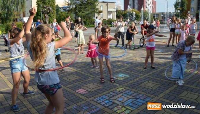 Zdjęcie w galerii na portalu naszwodzislaw.com: Zabawy przy fontannie z radlińskim MOK-iem wiadomości z regionu