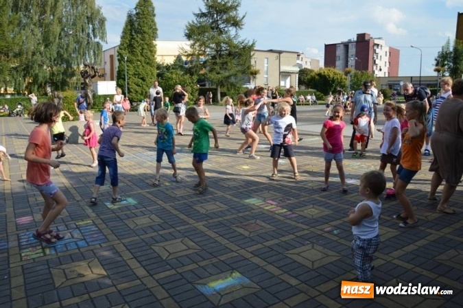 Zdjęcie w galerii na portalu naszwodzislaw.com: Zabawy przy fontannie z radlińskim MOK-iem wiadomości z regionu