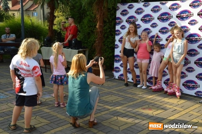 Zdjęcie w galerii na portalu naszwodzislaw.com: Zabawy przy fontannie z radlińskim MOK-iem wiadomości z regionu