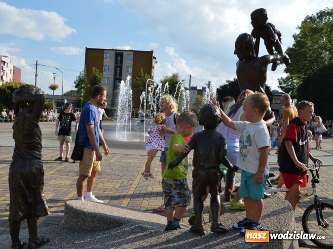 Zdjęcie w galerii na portalu naszwodzislaw.com: Zabawy przy fontannie z radlińskim MOK-iem wiadomości z regionu
