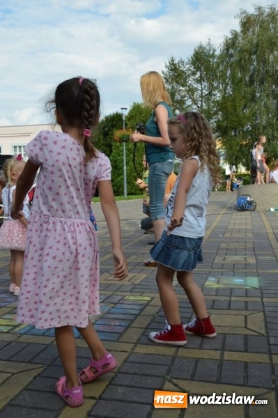 Zdjęcie w galerii na portalu naszwodzislaw.com: Zabawy przy fontannie z radlińskim MOK-iem wiadomości z regionu
