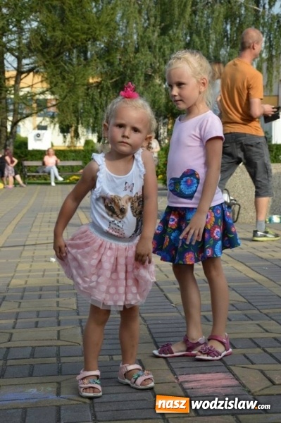 Zdjęcie w galerii na portalu naszwodzislaw.com: Zabawy przy fontannie z radlińskim MOK-iem wiadomości z regionu