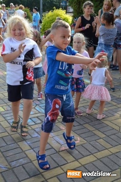 Zdjęcie w galerii na portalu naszwodzislaw.com: Zabawy przy fontannie z radlińskim MOK-iem wiadomości z regionu