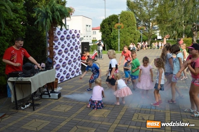 Zdjęcie w galerii na portalu naszwodzislaw.com: Zabawy przy fontannie z radlińskim MOK-iem wiadomości z regionu