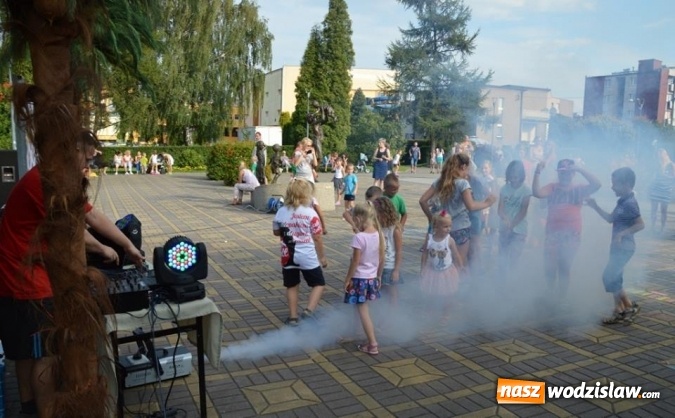 Zdjęcie w galerii na portalu naszwodzislaw.com: Zabawy przy fontannie z radlińskim MOK-iem wiadomości z regionu