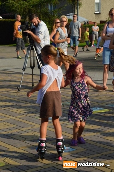 Zdjęcie w galerii na portalu naszwodzislaw.com: Zabawy przy fontannie z radlińskim MOK-iem wiadomości z regionu
