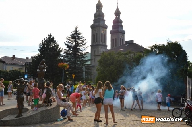 Zdjęcie w galerii na portalu naszwodzislaw.com: Zabawy przy fontannie z radlińskim MOK-iem wiadomości z regionu