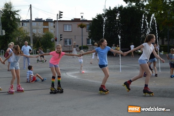Zdjęcie w galerii na portalu naszwodzislaw.com: Zabawy przy fontannie z radlińskim MOK-iem wiadomości z regionu