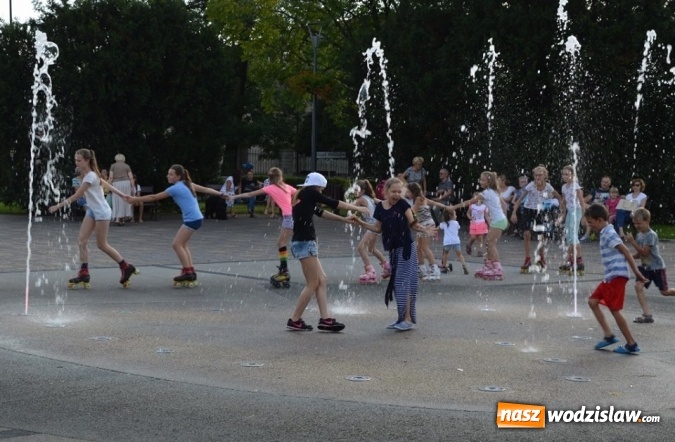 Zdjęcie w galerii na portalu naszwodzislaw.com: Zabawy przy fontannie z radlińskim MOK-iem wiadomości z regionu