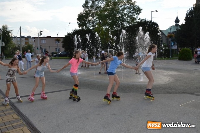 Zdjęcie w galerii na portalu naszwodzislaw.com: Zabawy przy fontannie z radlińskim MOK-iem wiadomości z regionu
