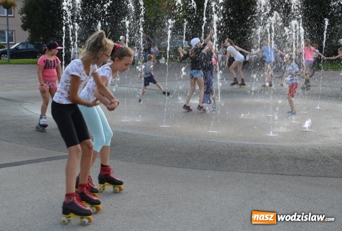 Zdjęcie w galerii na portalu naszwodzislaw.com: Zabawy przy fontannie z radlińskim MOK-iem wiadomości z regionu