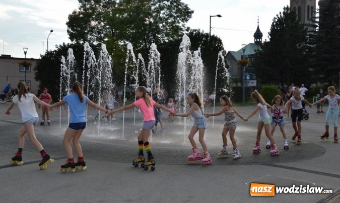 Zdjęcie w galerii na portalu naszwodzislaw.com: Zabawy przy fontannie z radlińskim MOK-iem wiadomości z regionu